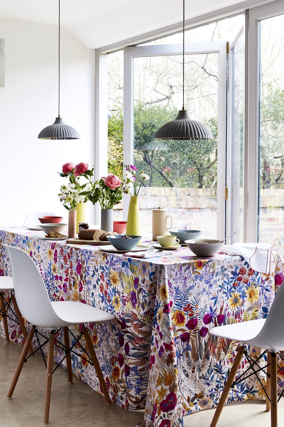 Spring-decor-ideas-floral-tablecloth-1578432966