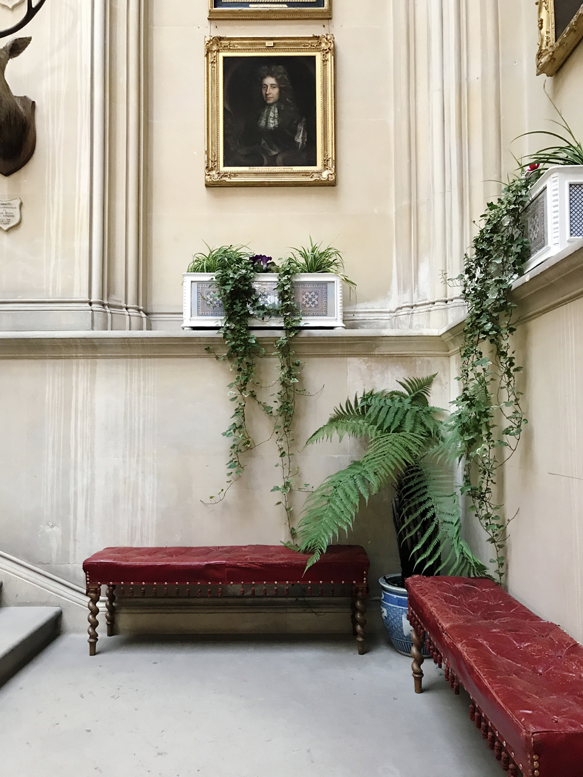 Worn-leather-benches-at-the-entrance-to-dunrobin-castle-scotland-coco-kelley