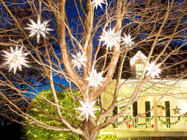 Bpf_holiday-house_exterior_moravian_stars_beauty_wide_view_h.jpg.rend_.hgtvcom.616.462