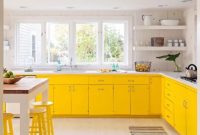 Cheerful cottage kitchen