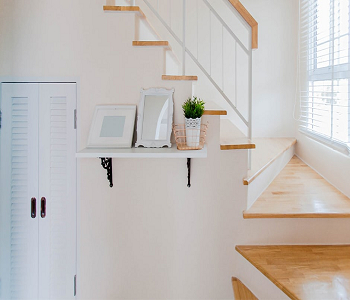 A basic open shelf to add beauty of classic staircase Extra Ordinary Staircase Wall Decorating Ideas As Focal Point