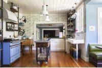 Wallpaper with charm and vintage details