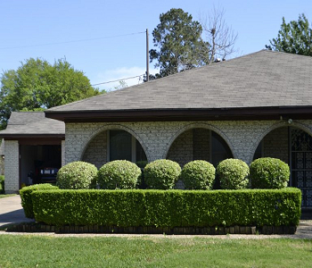 Creative hedge sculpting Inviting Welcoming Front Yard Landscaping Ideas You Can Have On A Budget