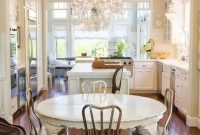 Beautiful neutral eat-in kitchen
