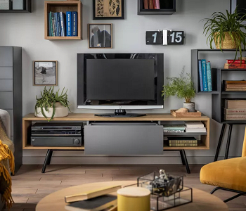 Easy media wall effect with console table Media Room Wall Decorating Ideas To Have Veritable Entertainment Central