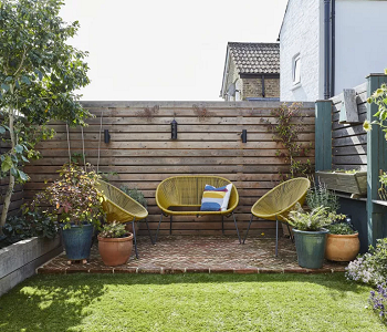 Fence with upcycled wood pallets How To Present Affordable Fence Ideas For Impressive Boundaries