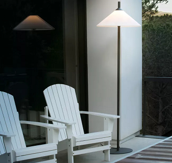 Extra sitting area with oversized floor lamp Spellbinding Lighting Ideas In Garden Room For Delightful Summer House