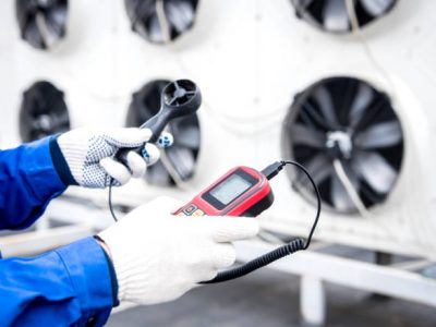 Testing with an anemometer of an axial fan of the condensing unit.