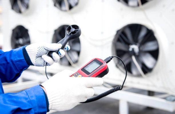 Testing with an anemometer of an axial fan of the condensing unit.