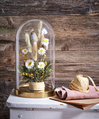 Decorative dome with dried flowers Precious Ways To Decorate Home With Dried Flowers For All Year Around