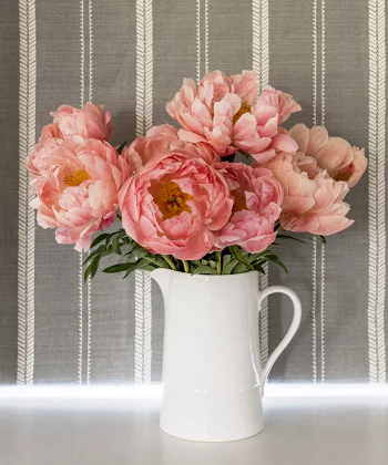 Feed the flowers Applicable Ways To Keep The Flowers Fresh In A Vase