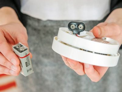 1800ss_thinkstock_rf_replacing_smoke_detector_battery