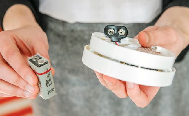 1800ss_thinkstock_rf_replacing_smoke_detector_battery