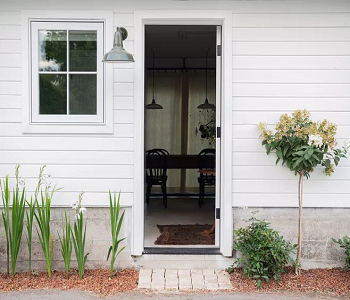 Tall flowers featuring small trees Delightful Flower Bed Ideas Must Be Shown In The Front Yard
