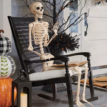 An old friend display Outdoor Front Decorating Ideas To Celebrate Spooky Season In Halloween
