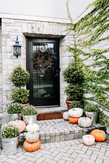 Spooky touches in fall setup Outdoor Front Decorating Ideas To Celebrate Spooky Season In Halloween