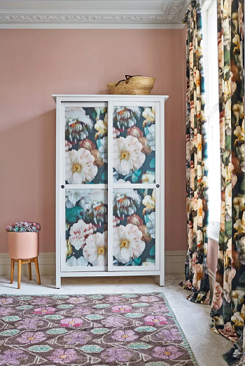 Coordinated design with curtain Elegant Design With Curtain To Have Inspiring Closet Presentation