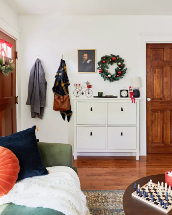 Do not forget the front door Elevating Christmas Decoration Ideas For A Stylish And Inviting Wonderland In Tiny SpaceDo not forget the front door Elevating Christmas Decoration Ideas For A Stylish And Inviting Wonderland In Tiny Space
