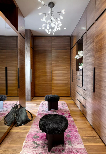 Floor to ceiling wardrobe for maximizing storage Organizing Ways To Have A More Streamline Clothing System
