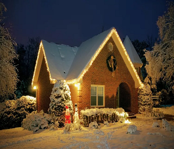 Follow your roofline Illuminating The Outside Of Home With Gorgeous Christmas Light Ideas