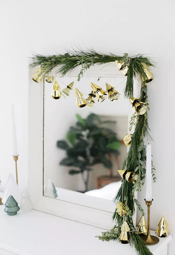 Mirror garland Elevating Christmas Decoration Ideas For A Stylish And Inviting Wonderland In Tiny Space