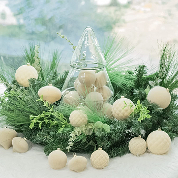 Neutral velvet christmas balls Sumptuous Christmas Tree Ornaments To Pop Up Your Home