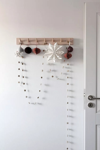 Peg rail decoration Elevating Christmas Decoration Ideas For A Stylish And Inviting Wonderland In Tiny Space