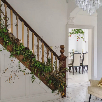 Stay in natural decoration Up-To-Date Staircase Decoration For The Perfect Festive Christmas