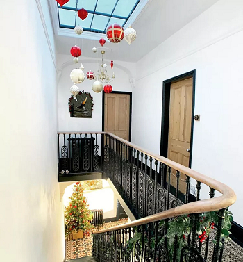 Think for tall Up-To-Date Staircase Decoration For The Perfect Festive Christmas