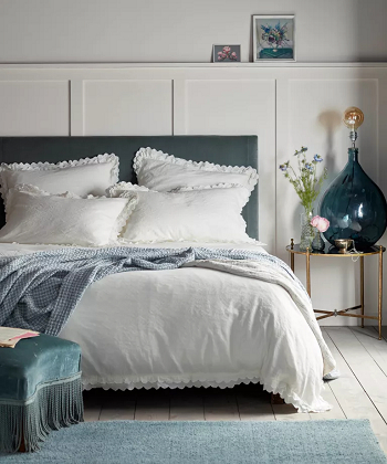 Choose multifunctional furniture Bedroom Decorating Ideas With A King Size Bed In A Small Room