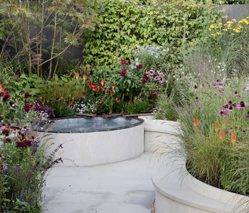 Curved paving for more interesting look Visually Interesting Paving Ideas For Small Gardens In Compact Yards
