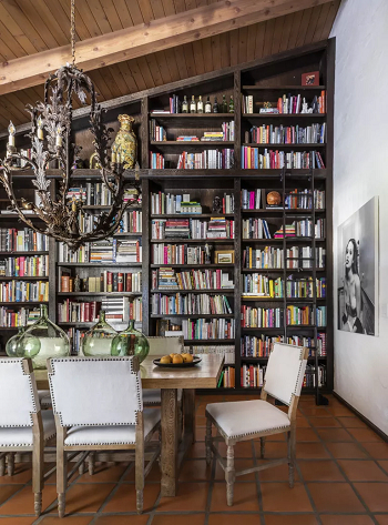 Books for vertical decoration Chic Vertical Decorating Technique To Make Small Rooms For Forever Stylish Home