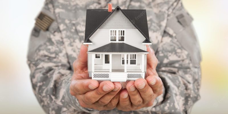 Us-soldier-with-real-estate_488220-20317