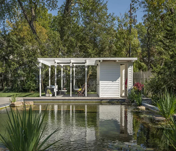 A minimalist water feature Beautifully-designed minimalist backyards For A Peaceful Outdoor Look
