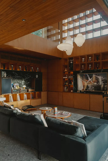 Bold with statement lighting Supreme Design Tips For Rooms With High Ceilings To Keep It Cozy