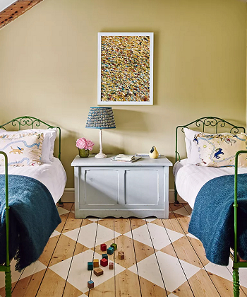 Place the twin bedroom on the opposite ends of the wall Bedroom Placement Ideas To Feel Completely Relaxed, Comfortable, And Rested