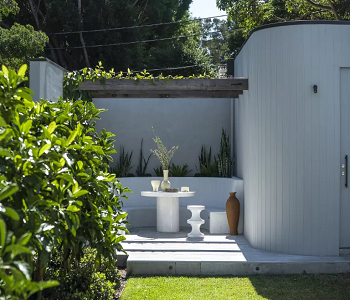 Streamline dining space with built-in seating Beautifully-designed minimalist backyards For A Peaceful Outdoor Look