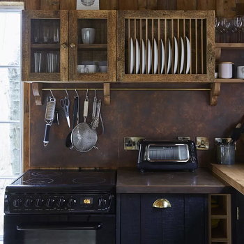 Organize and sort the smaller kitchen necessities Major Rules To Keep Your Kitchen Worktop Clear From Cluttered And Chaotic