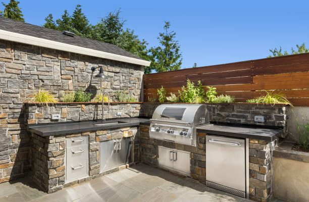 Backyard hardscape entertainment area