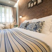 English country style bedroom