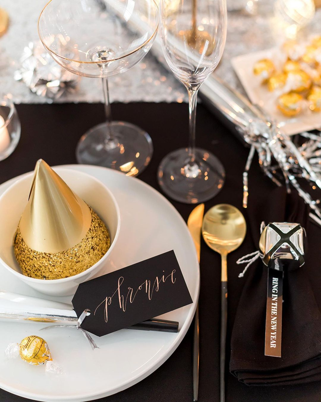 Align your table setting with your restaurant's New Year's theme. For instance, opting for a black and gold arrangement will evoke a luxurious ambiance. Snapinsta.app_133749882_400453451163543_2552261009180424878_n_1080