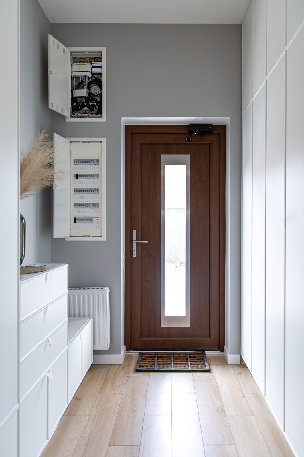 Close-up-wooden-door-hallway-style-minimalism