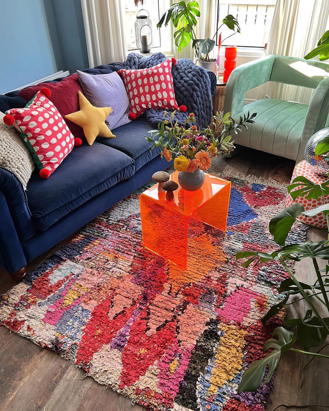 Eclectic apartment decor by mixing patterns and textures
