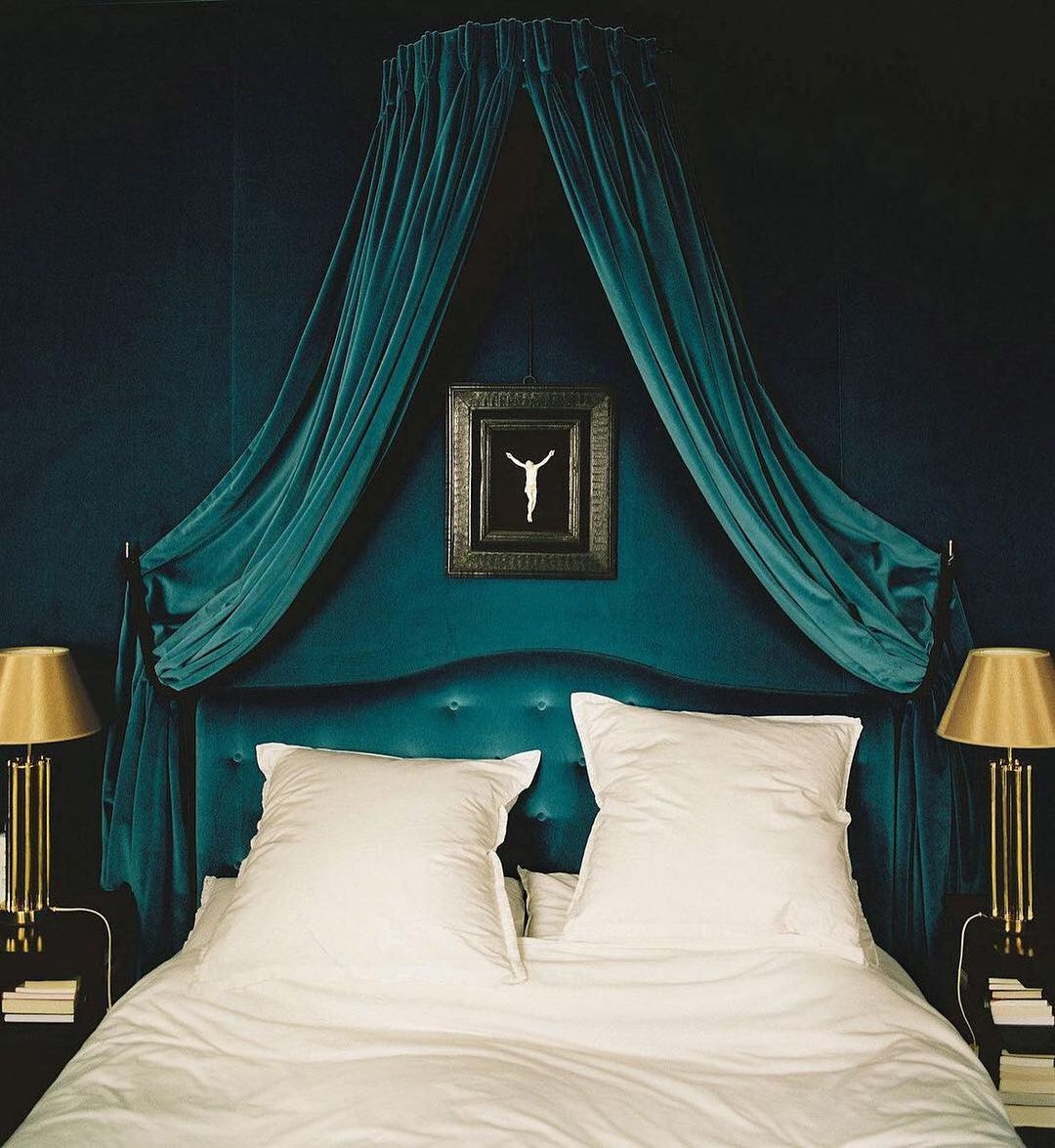 The velvet material has its luxurious value because of its shiny look.