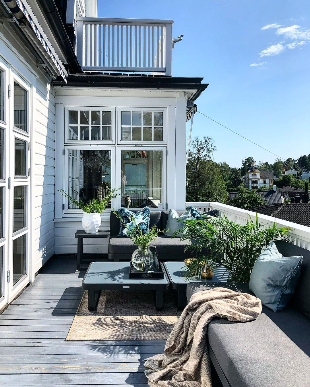 Neutral terrace garden