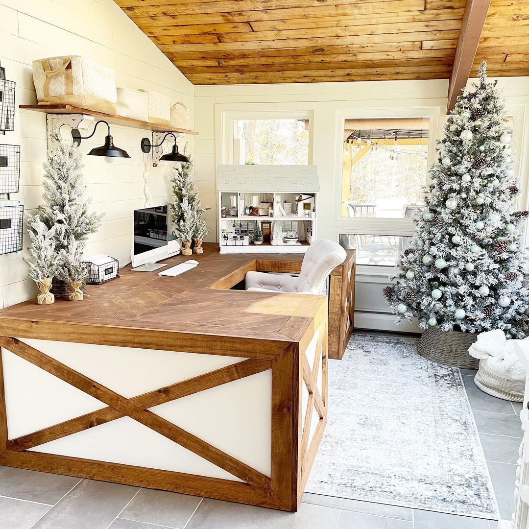 Nothing will be wrong with the snowy theme for your Christmas decoration including for your office Christmas decor. 