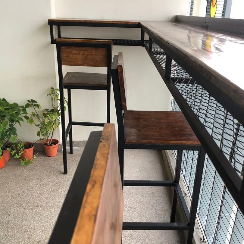 If you have more space on your balcony and want to have a wider bar area, the L-shaped bar layout is the best choice for you. 