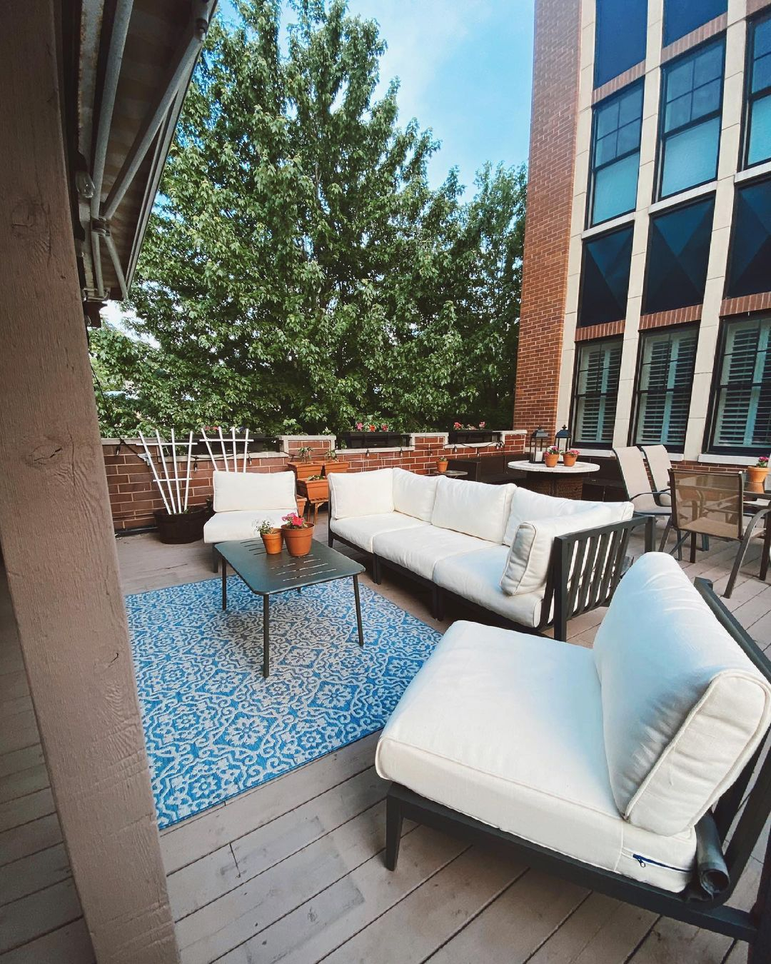 Mixing materials and textures for the deck decor