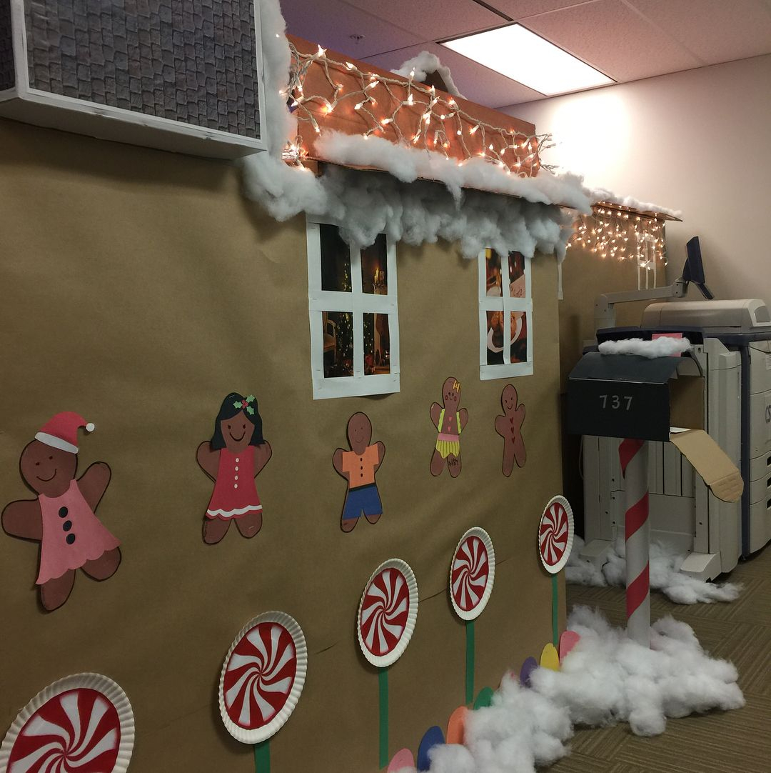 If you want something cute, you can use the gingerbread figure as the theme of the office decoration.