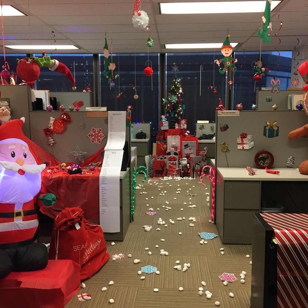 Snow is a best friend of the Christmas decoration. So, providing the snowy effect to your office decoration will be great. 